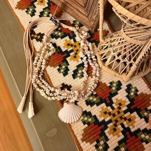NWT Shell Pendant Necklace